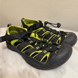 Keen boys youth shoes size 5 black black lime green Velcro closed toes